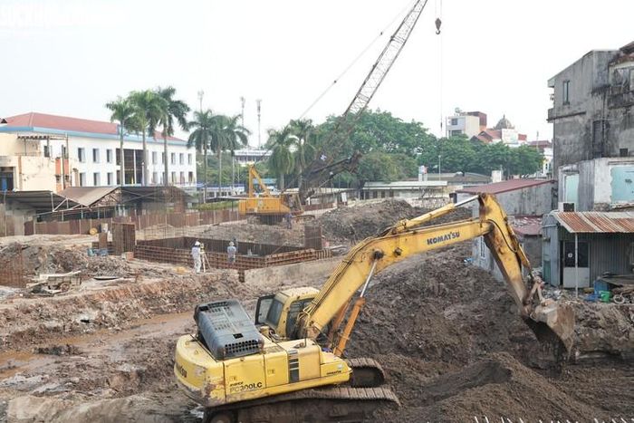 Máy móc, công nhân đang thi công tại công trường khẩn trương hoàn thiện các hạng mục dự án.