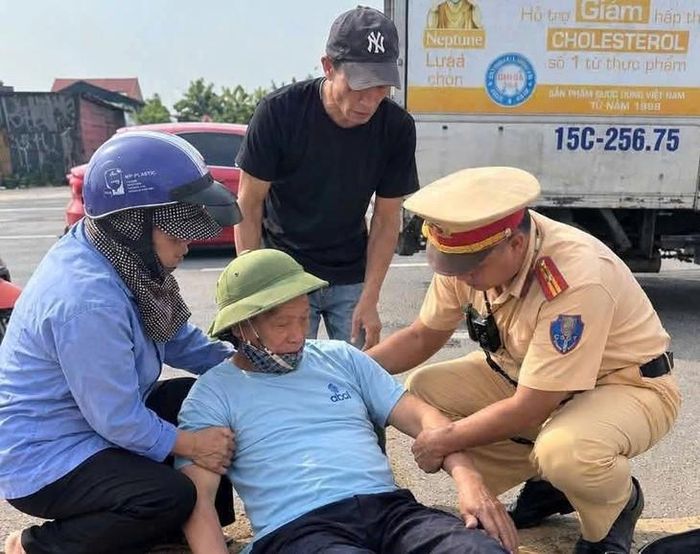 Ông Nguyễn Văn Lư ngất xỉu giữa đường được lực lượng CSGT kịp thời sơ cứu, đưa về nhà an toàn - Ảnh: CAHP