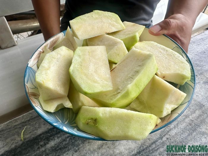 Ổi không hạt có thịt giòn, vị ngọt thanh, được gia đình anh Thắng bán với giá khoảng 30.000-35.000 đồng/kg. Ảnh: Song Hoàng