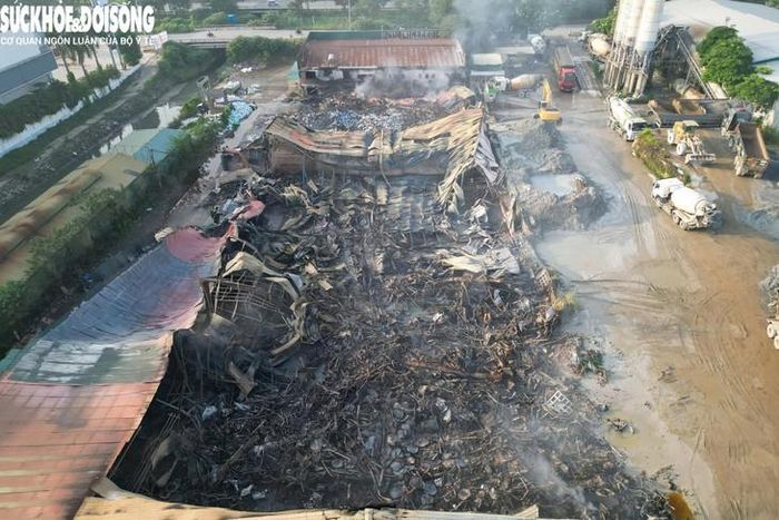 Tại khu vực cháy, vật liệu chủ yếu gồm gỗ, nhựa, giấy và nilon khiến nhiệt lượng tỏa ra lớn, kèm nhiều khói và khí độc. Lực lượng chữa cháy phối hợp các lực lượng tại chỗ sử dụng máy xúc, máy ủi phá dỡ tường, mái tôn, tạo đường tiếp cận.