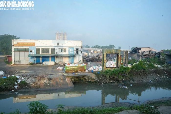 Ông Chung (70 tuổi, xã Sơn Đồng, Hà Nội), hiện đang làm bảo vệ ở khu vực này cho biết, 6 năm làm việc ở đây, các nhà xưởng ở khu vực này chưa xảy ra vụ cháy nào. Đến khoảng 21h ngày 23/9, ông nghe 2 người trong kho hô hoán có cháy.