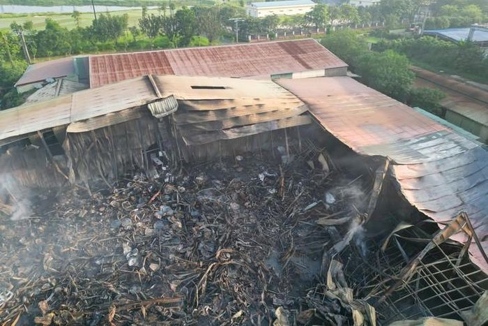 Ông Chung cho biết thêm, lúc ông chạy ra xem, khói lửa đã bao trùm cụm kho, xưởng tại đây. Người trong kho đã nhanh chóng gọi lực lượng chức năng.