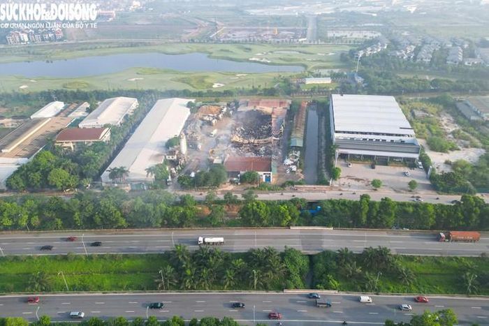Như Báo Sức khoẻ và Đời sống đã đưa tin, khoảng hơn 21h ngày 23/9, người dân phát hiện lửa bùng lên tại một khu kho, xưởng ven Đại lộ Thăng Long, thuộc xã Sơn Đồng, Hà Nội, nên nhanh chóng thông báo cho lực lượng chức năng.Qua kiểm tra, khu vực xảy ra cháy có diện tích hơn 2.000 m², nằm trên khu đất rộng khoảng 6.700 m².