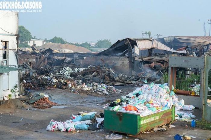 Tại khu vực cháy chứa nhiều vật liệu chủ yếu gồm gỗ, nhựa, giấy và nilon khiến nhiệt lượng tỏa ra lớn, lửa lan nhanh.