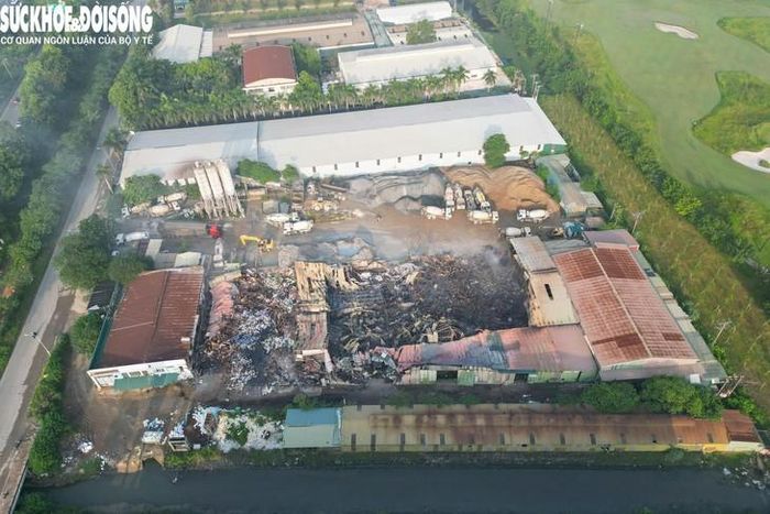 Công an TP Hà Nội điều động 22 phương tiện chuyên dụng và gần 100 cán bộ, chiến sĩ thuộc 6 Đội Chữa cháy và Cứu nạn, cứu hộ khu vực đến hiện trường triển khai phương án xử lý.