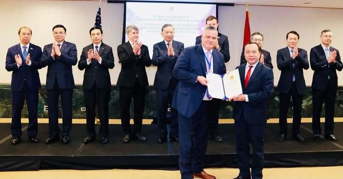 Bộ trưởng Bộ Khoa học và Công nghệ Vũ Hải Quân trao giấy phép thiết lập mạng viễn thông dùng riêng cho Amazon Kuiper Việt Nam.