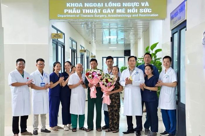Lãnh đạo Bệnh viện Phổi Nghệ An tặng hoa chúc mừng 2 bệnh nhân đầu tiên được phẫu thuật ra viện.