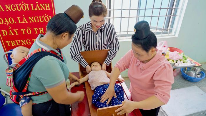 Các hộ gia đình dân tộc thiểu số đã có những chuyển biến tích cực trong thực hành chăm sóc, nuôi dưỡng trẻ. Ảnh: Huệ Linh