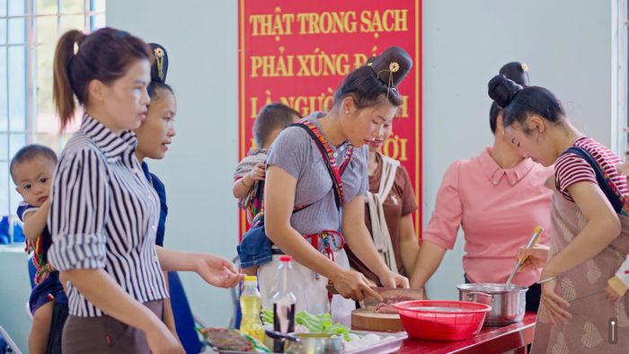 Thực hành dinh dưỡng chăm sóc trẻ cho bà mẹ vùng dân tộc thiểu số. Ảnh: Huệ Linh