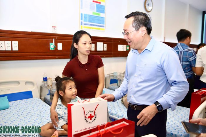 Thứ trưởng Bộ Y tế Lê Đức Luận trao quà Trung thu tặng các bệnh nhi đang điều trị tại Bệnh viện Nhi Hà Nội.