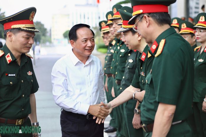 Cũng trong sáng 24/9, Trưởng Ban Tuyên giáo Trung ương Trịnh Văn Quyết cùng đoàn công tác đã đến thăm, tặng quà và động viên các bệnh nhi đang điều trị tại Bệnh viện Quân y 103.