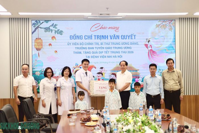 Đoàn công tác trao các phần quà của Thành ủy, HĐND, UBND và Ủy ban MTTQ Việt Nam TP Hà Nội tặng Bệnh viện Nhi Hà Nội.