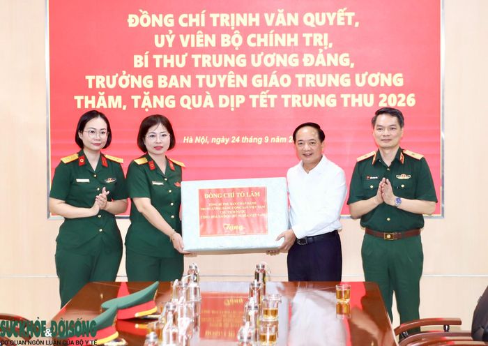 Thay mặt đồng chí Tô Lâm, Tổng Bí thư Ban Chấp hành Trung ương Đảng, Chủ tịch nước Cộng hòa xã hội chủ nghĩa Việt Nam, đồng chí Trịnh Văn Quyết đã trao những phần quà Trung thu gửi tặng các bệnh nhi đang điều trị tại Bệnh viện Quân y 103.