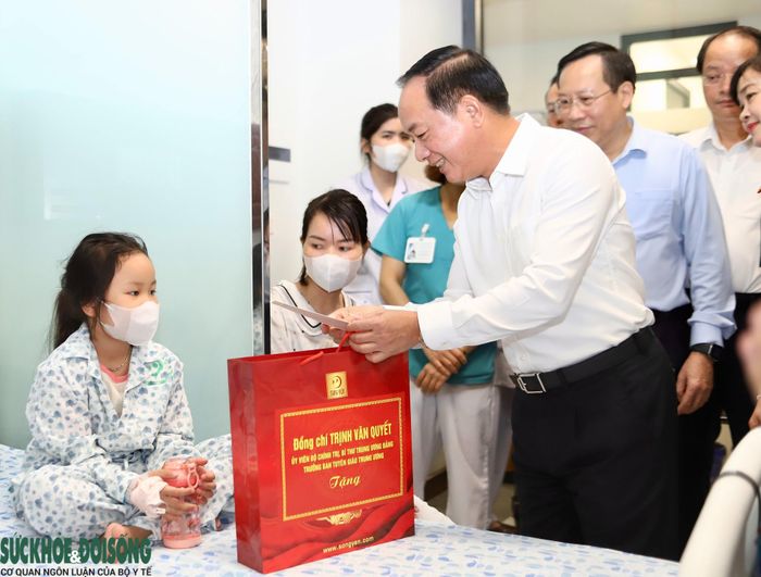 Tại Bệnh viện Nhi Hà Nội, Trưởng Ban Tuyên giáo Trung ương Trịnh Văn Quyết thăm hỏi, động viên và trao quà Trung thu cho một số bệnh nhi đang điều trị dài ngày tại bệnh viện.