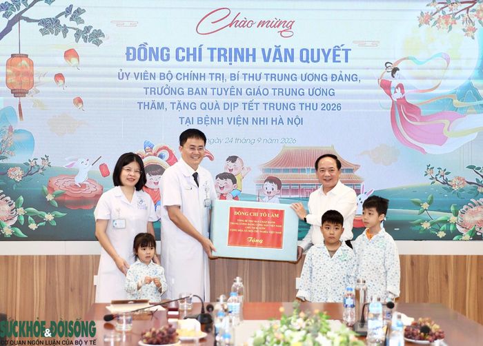 Thay mặt đồng chí Tô Lâm, Tổng Bí thư Ban Chấp hành Trung ương Đảng, Chủ tịch nước Cộng hòa xã hội chủ nghĩa Việt Nam, đồng chí Trịnh Văn Quyết đã trao những phần quà Trung thu gửi tặng các bệnh nhi đang điều trị tại Bệnh viện Nhi Hà Nội.