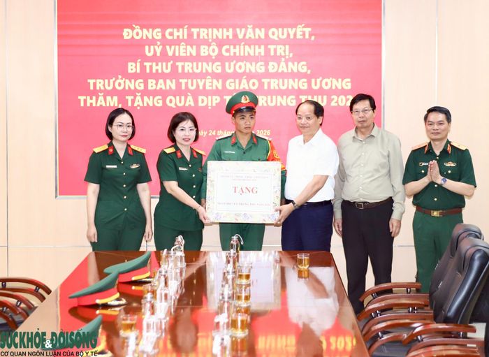 Đoàn công tác trao các phần quà của Thành ủy, HĐND, UBND và Ủy ban MTTQ Việt Nam TP Hà Nội tặng Bệnh viện Quân y 103.