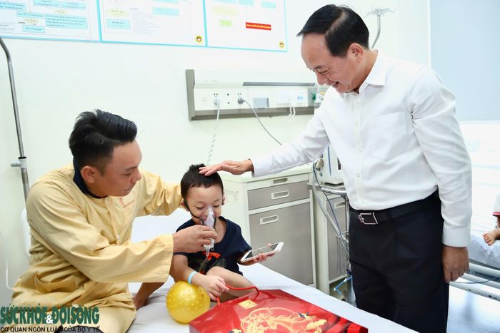 Tại Bệnh viện Quân y 103, Trưởng Ban Tuyên giáo Trung ương Trịnh Văn Quyết thăm hỏi, động viên và trao quà Trung thu cho một số bệnh nhi đang điều trị tại Khoa Nhi.