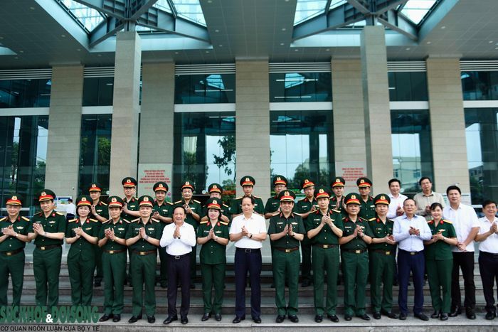 Đồng chí Trịnh Văn Quyết, Ủy viên Bộ Chính trị, Bí thư Trung ương Đảng, Trưởng Ban Tuyên giáo Trung ương cùng các thành viên đoàn công tác chụp ảnh lưu niệm với cán bộ, y bác sĩ Bệnh viện Quân y 103.