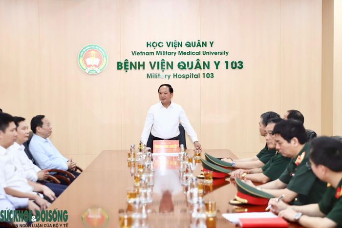 Tại Bệnh viện Quân y 103, Trưởng Ban Tuyên giáo Trung ương Trịnh Văn Quyết đề nghị tiếp tục quan tâm đầu tư, phát triển Khoa Nhi, nâng cao năng lực chẩn đoán, điều trị và xây dựng đội ngũ cán bộ y tế đáp ứng yêu cầu chăm sóc bệnh nhi.