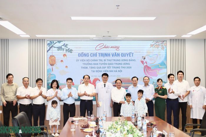 Đồng chí Trịnh Văn Quyết, Ủy viên Bộ Chính trị, Bí thư Trung ương Đảng, Trưởng Ban Tuyên giáo Trung ương cùng các thành viên đoàn công tác chụp ảnh lưu niệm với cán bộ, y bác sĩ Bệnh viện Nhi Hà Nội.