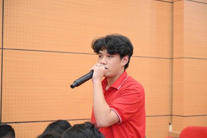 Đông đảo sinh viên tham gia lễ mit tinh và toạ đàm. Ảnh: Trần Minh