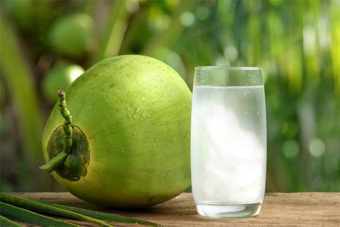 Nước dừa chứa lượng kali cao giúp bù nước và cân bằng điện giải hiệu quả.