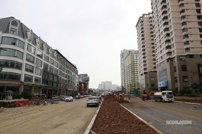 Dải phân cách giữa tuyến Vành đai 2,5 đang dần được hoàn thiện. Ảnh: Tuấn Anh