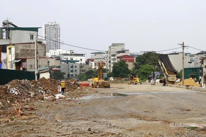 Việc thi công diễn ra sát khu dân cư hai bên tuyến. Ảnh: Tuấn Anh