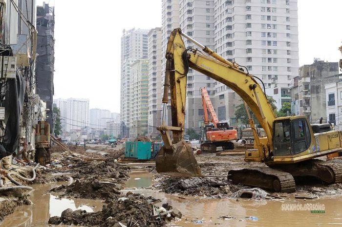 Máy móc được huy động. Ảnh: Tuấn Anh