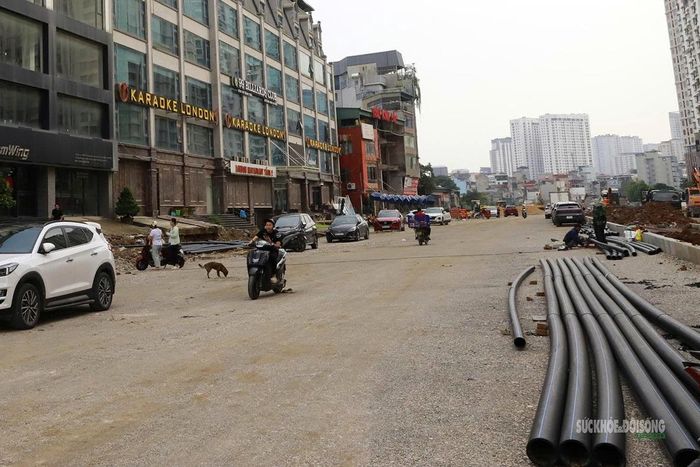 Một đoạn nền đường đã cơ bản hình thành. Ảnh: Tuấn Anh