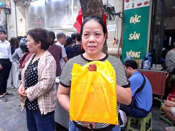 Bà Nguyễn Kim Oanh chỉ mua được 1 hộp 4 chiếc. Ảnh: Quỳnh Mai. 