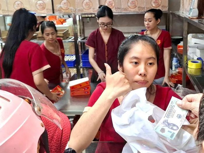 Nhân viên tấp nập bán hàng. Ảnh: QM. 
