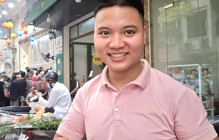 Anh Cao Xuân Tân sau gần một giờ xếp hàng, anh chỉ mua được 1 cặp bánh nướng - dẻo thập cẩm. Ảnh: QM. 