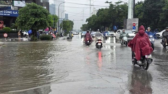 Cảnh báo mưa dông mạnh khu vực nội thành Hà Nội. Ảnh: T.H