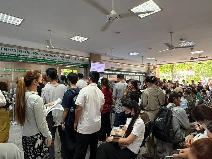 Tình trạng quá tải tại Bệnh viện Đại học Y dược TPHCM. Ảnh: P.Thương.