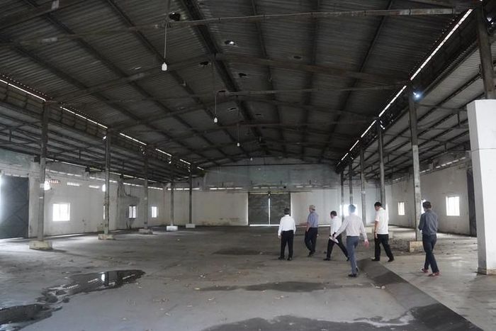 Đoàn khảo sát tại các khu đất, nhà đang dư dôi. Ảnh: P.Thương.