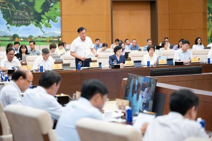 Thứ trưởng Đỗ Xuân Tuyên trình bày tóm tắt dự thảo Luật. Ảnh: Media Quốc hội