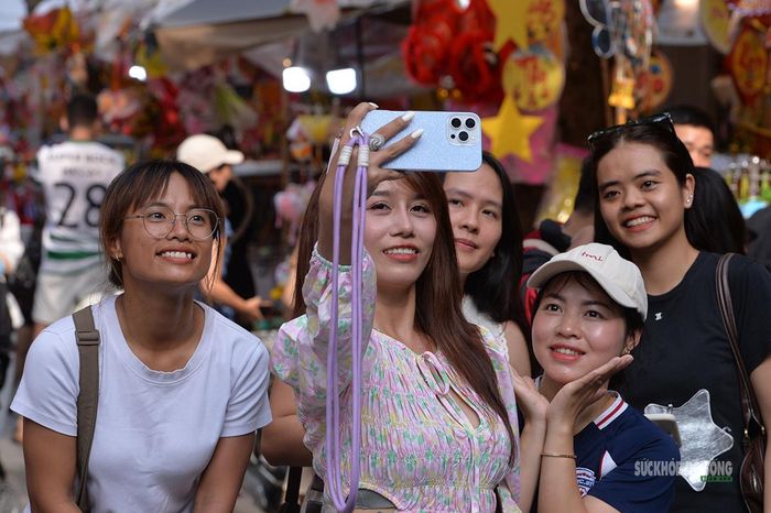 Các bạn trẻ cùng tạo dáng chụp ảnh. Ảnh: Tuấn Anh