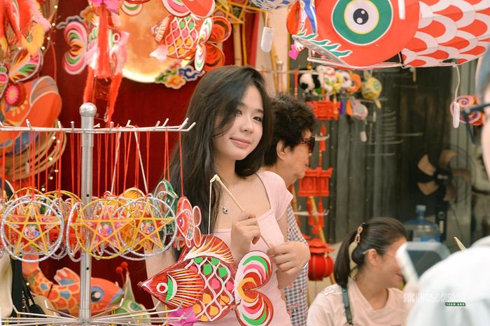 Đèn cá, đèn ông sao truyền thống được nhiều bạn trẻ thích thú lựa chọn. Ảnh: Tuấn Anh