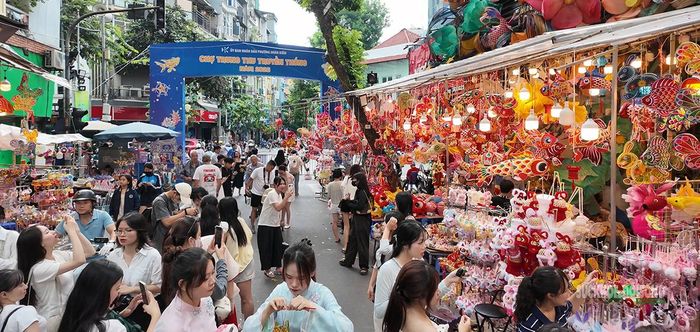 Phố Hàng Mã đông đúc trong chiều 24/9, khi Rằm tháng Tám đã cận kề. Ảnh: Tuấn Anh