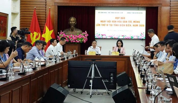 Thứ trưởng Bộ VHTT&DL Trịnh Thị Thủy và Phó Chủ tịch UBND tỉnh Điện Biên Nguyễn Văn Đoạt chủ trì buổi họp báo. Ảnh: Linh Vũ