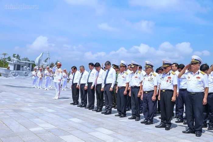Thủ tướng và đoàn công tác thành kính tưởng niệm, tri ân các Anh hùng liệt sĩ. Ảnh: chinhphu.vn/Nhật Bắc
