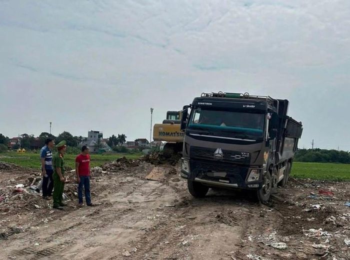 Hiện trường vụ đổ chất thải. Ảnh: Công an TP Hà Nội