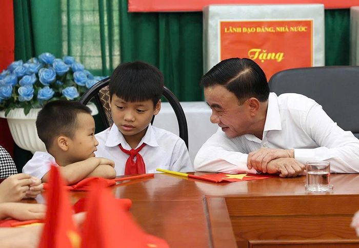Thường trực Ban Bí thư Trần Cẩm Tú với các cháu thiếu nhi tại Làng trẻ em SOS Hà Nội. Ảnh: Trần Minh