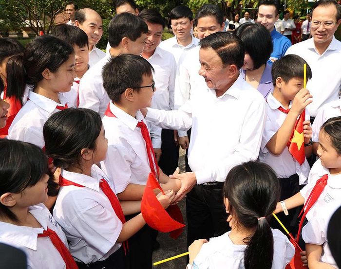 Thường trực Ban Bí thư Trần Cẩm Tú với các cháu thiếu nhi Làng trẻ em SOS Hà Nội. Ảnh: Trần Minh