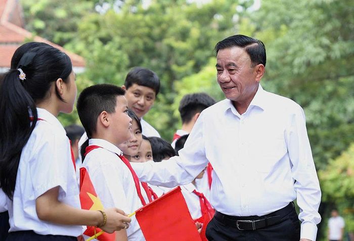 Thường trực Ban Bí thư Trần Cẩm Tú với các cháu thiếu nhi Làng trẻ em SOS Hà Nội. Ảnh: Trần Minh