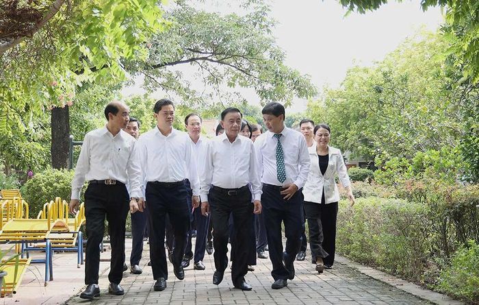 Thường trực Ban Bí thư Trần Cẩm Tú cùng các đại biểu thăm ngôi nhà gia đình tại Làng trẻ em SOS Hà Nội. Ảnh: Trần Minh