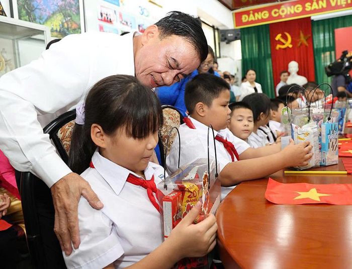 Thường trực Ban Bí thư Trần Cẩm Tú trao quà tặng các cháu thiếu nhi Làng trẻ em SOS Hà Nội. Ảnh: Trần Minh