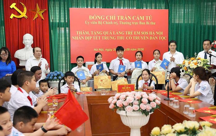 Thứ trưởng Thường trực Bộ Y tế Vũ Mạnh Hà tặng quà các cháu thiếu nhi làng trẻ SOS Hà Nội. Ảnh: Trần Minh