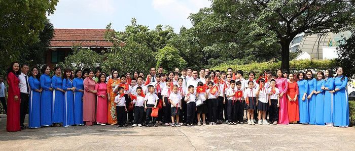 Thường trực Ban Bí thư Trần Cẩm Tú và các đại biểu với các cháu thiếu nhi, cán bộ, nhân viên, các mẹ tại Làng trẻ em SOS Hà Nội. Ảnh: Trần Minh
